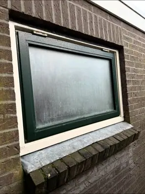 Voor: oud raam vervangen door een kunststof kozijn