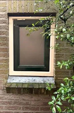 Voor: klein raam vervangen en netjes afgewerkt