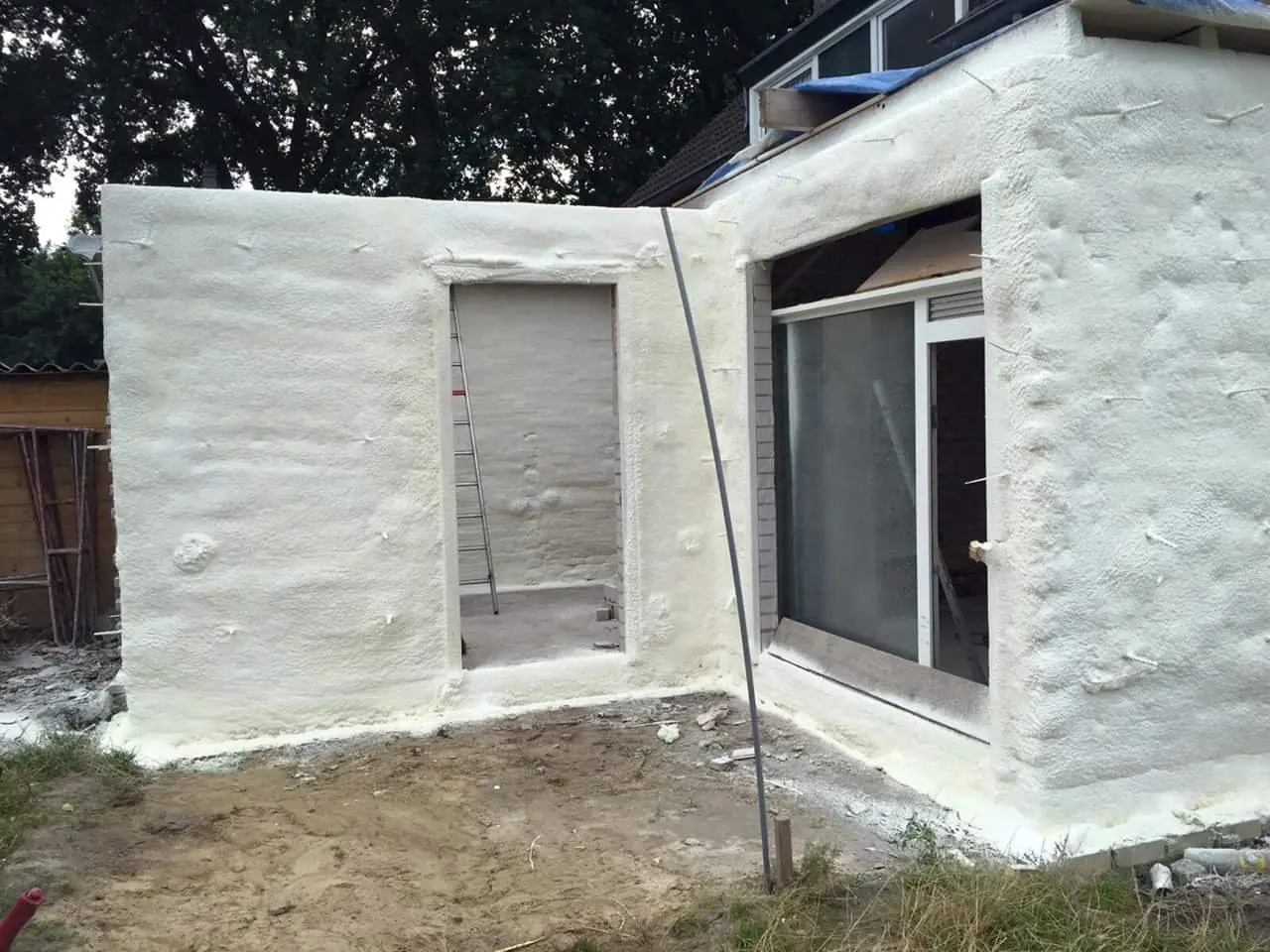 Isolatie aan de buitenzijde van een aanbouw