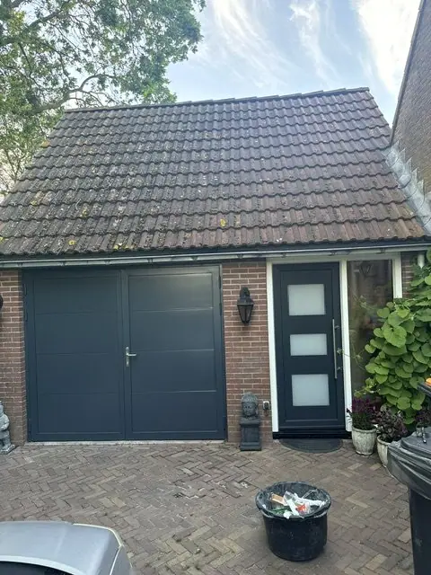 Garagedeur en voordeur in antraciet